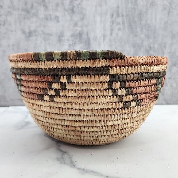 Beautiful Hand-Woven grass basket bowl approx. 6.5 X 10.5 inches - Picture 2 of 7